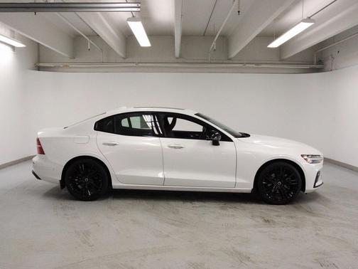 2024 Volvo S60 B5 Plus Black Edition