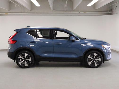 2023 Volvo XC40 B5 Plus Bright Theme