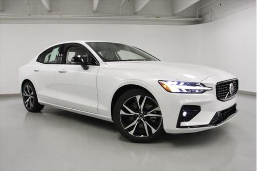 2024 Volvo S60 B5 Core Dark Theme
