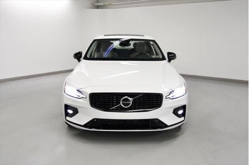 2024 Volvo S60 B5 Core Dark Theme