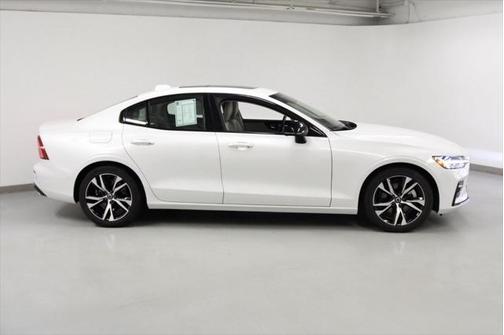 2024 Volvo S60 B5 Core Dark Theme