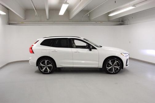 2023 Volvo XC60 Recharge Plug-In Hybrid T8 Ultimate Dark Theme
