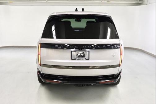 2024 Land Rover Range Rover P615 SV