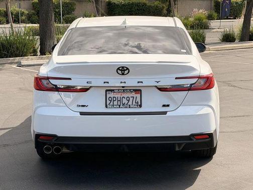 Ice Cap 2025 Toyota Camry SE