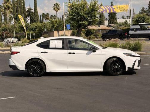 Ice Cap 2025 Toyota Camry SE