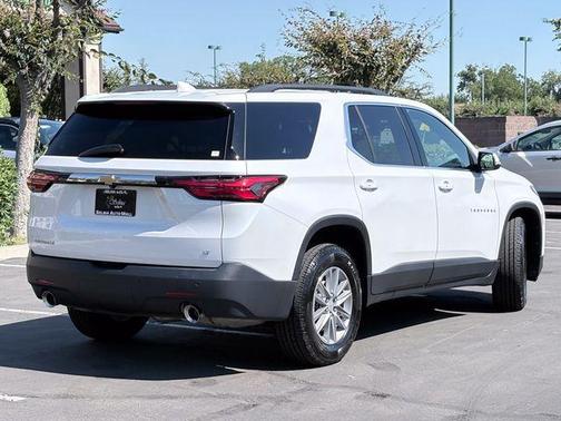 Iridescent Pearl Tricoat 2022 Chevrolet Traverse LT Leather