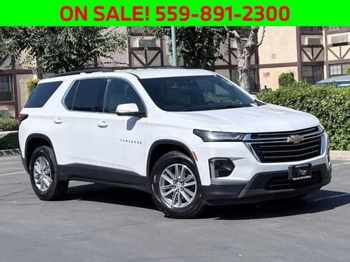 Iridescent Pearl Tricoat 2022 Chevrolet Traverse LT Leather