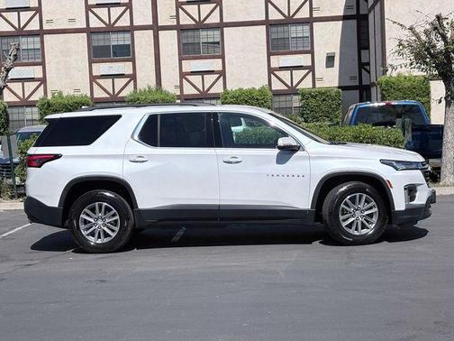 Iridescent Pearl Tricoat 2022 Chevrolet Traverse LT Leather