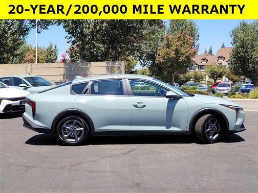 2025 Kia K4 LXS