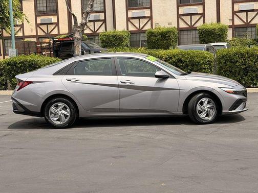 Fluid Metal 2025 Hyundai ELANTRA SE