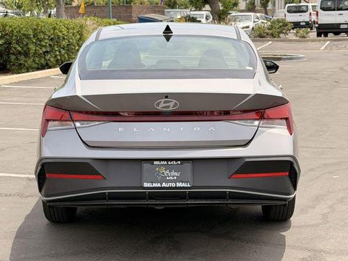Fluid Metal 2025 Hyundai ELANTRA SE