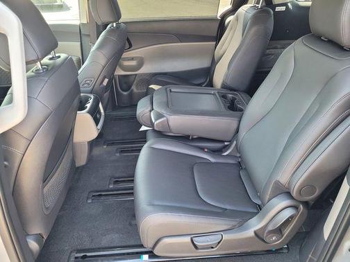 Ceramic Silver 2026 Kia Carnival EX