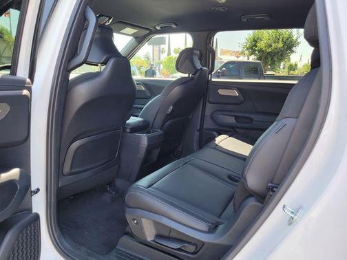 Glacial White Pearl 2027 Kia Telluride LX