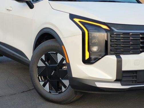 Snow White Pearl 2026 Kia Sportage Hybrid LX