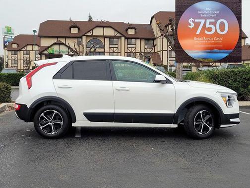 Snow White Pearl 2026 Kia Niro LX