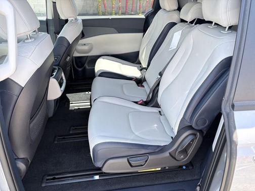 Ceramic Silver 2026 Kia Carnival Hybrid EX