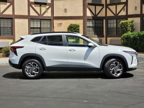 Summit White 2025 Chevrolet Trax LT