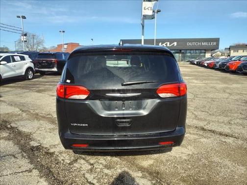 2023 Chrysler Voyager LX