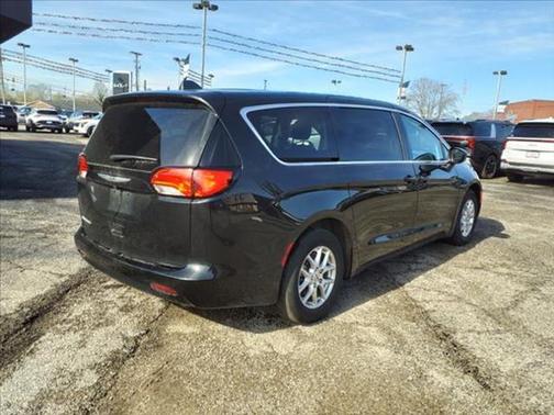 2023 Chrysler Voyager LX
