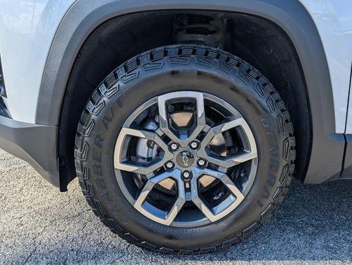 Iridescent Pearl Tricoat 2025 Chevrolet Equinox ACTIV