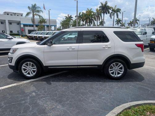 White Platinum Clearcoat Metallic 2017 Ford Explorer XLT