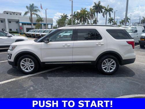 White Platinum Clearcoat Metallic 2017 Ford Explorer XLT