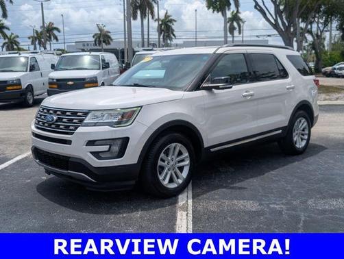 White Platinum Clearcoat Metallic 2017 Ford Explorer XLT