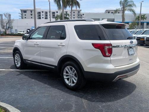 White Platinum Clearcoat Metallic 2017 Ford Explorer XLT