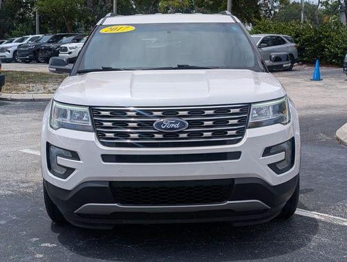 White Platinum Clearcoat Metallic 2017 Ford Explorer XLT