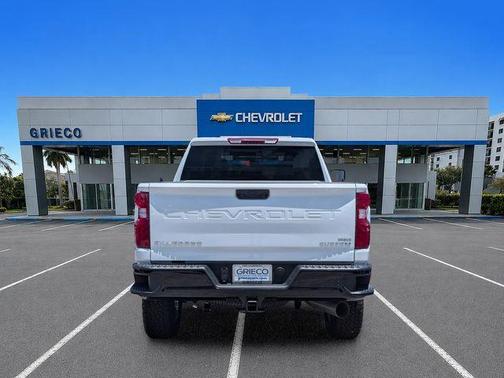 Summit White 2026 Chevrolet Silverado 2500 Custom