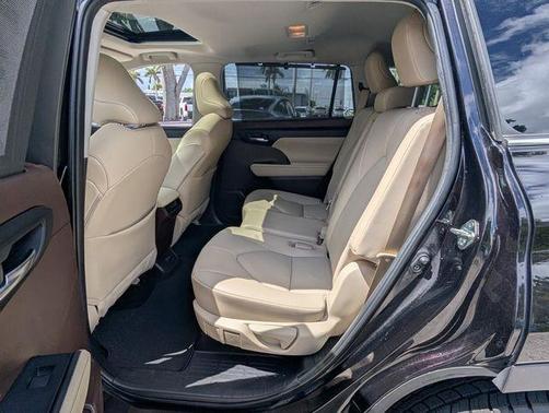 Midnight Black Metallic 2020 Toyota Highlander XLE