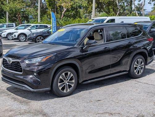 Midnight Black Metallic 2020 Toyota Highlander XLE