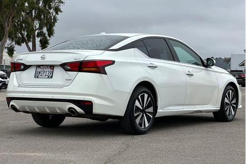 White 2019 Nissan Altima 2.5 SV