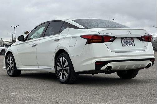 White 2019 Nissan Altima 2.5 SV