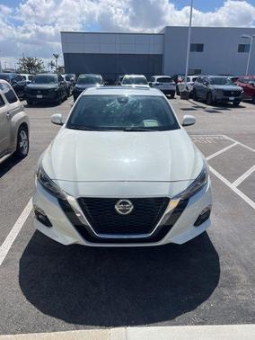 White 2019 Nissan Altima 2.5 SV