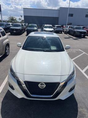White 2019 Nissan Altima 2.5 SV