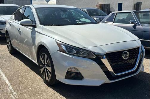 White 2019 Nissan Altima 2.5 SV