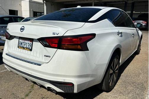 White 2019 Nissan Altima 2.5 SV