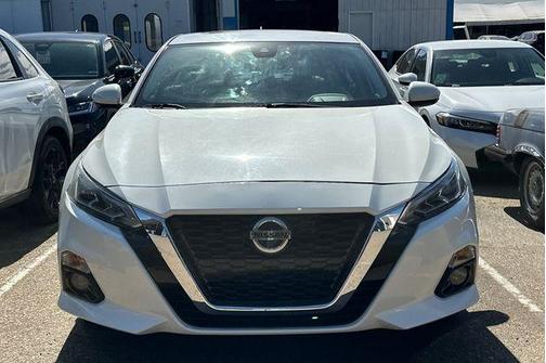 White 2019 Nissan Altima 2.5 SV