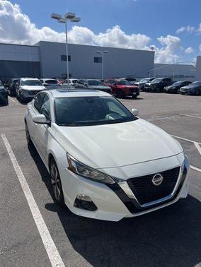 White 2019 Nissan Altima 2.5 SV
