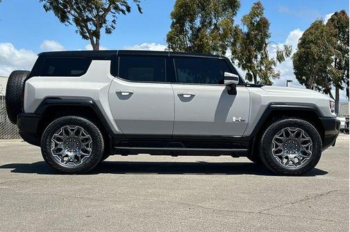 White 2024 GMC HUMMER EV SUV 3X