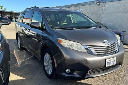 Predawn Gray Mica 2017 Toyota Sienna XLE
