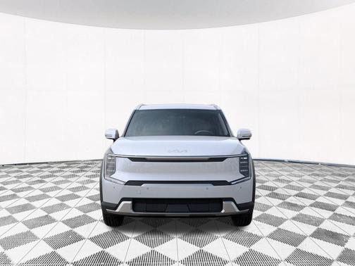 Glacial White Pearl 2026 Kia EV9 Wind