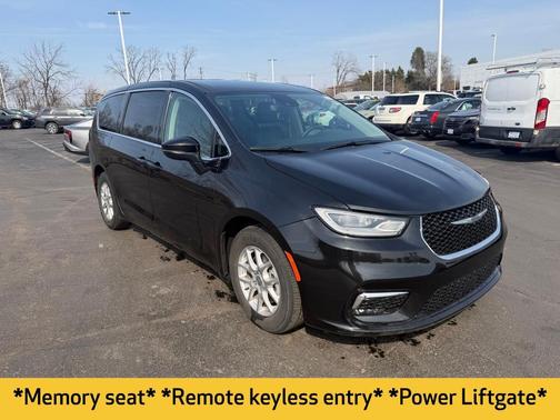 Brilliant Black Crystal Pearlcoat 2023 Chrysler Pacifica Touring L