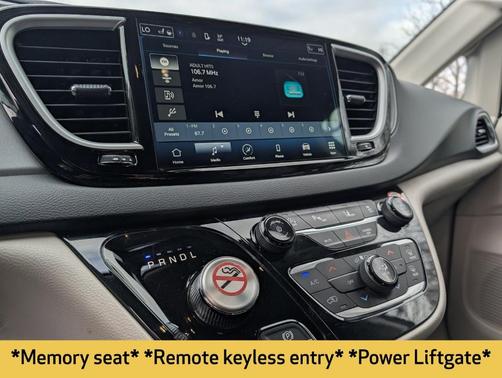 Brilliant Black Crystal Pearlcoat 2023 Chrysler Pacifica Touring L