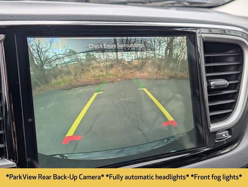 Brilliant Black Crystal Pearlcoat 2023 Chrysler Pacifica Touring L