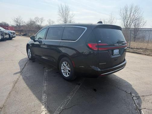 Brilliant Black Crystal Pearlcoat 2023 Chrysler Pacifica Touring L