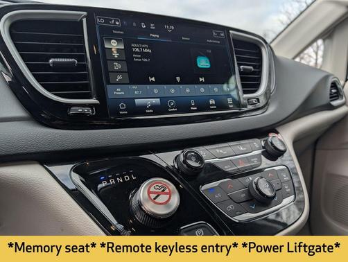 Brilliant Black Crystal Pearlcoat 2023 Chrysler Pacifica Touring L