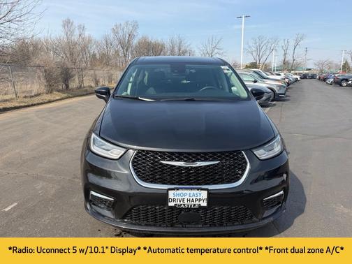 Brilliant Black Crystal Pearlcoat 2023 Chrysler Pacifica Touring L