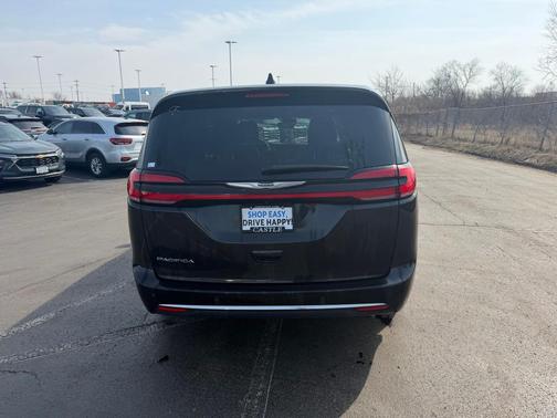 Brilliant Black Crystal Pearlcoat 2023 Chrysler Pacifica Touring L